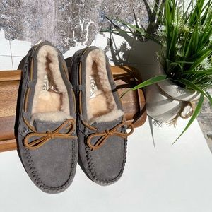 UGG🍁🍁mocassins loafers Sz 6 like new